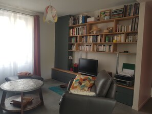 TV, stereo - Villa Bambou, a green setting in the heart of the city (Auray)