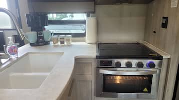 Een koelkast, een microgolfoven, een oven, een kookplaat