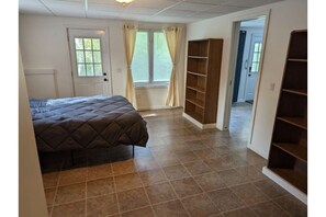 1 habitación, tabla de planchar con plancha y cuna de viaje 