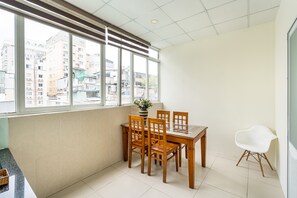 Refrigerador, microondas, placa de cocina, tetera/pava eléctrica