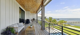 Luxury Waterfront Home, Private Beach, Infinity Pool, Hot Tub, 4 Beds, 3.5 Bath