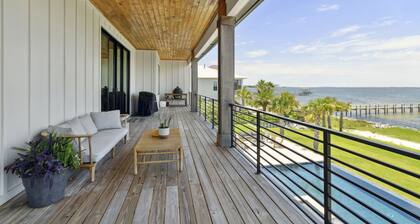 Luxury Waterfront Home, Private Beach, Infinity Pool, Hot Tub, 4 Beds, 3.5 Bath