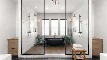 Douche, sèche-cheveux, bidet, serviettes fournies