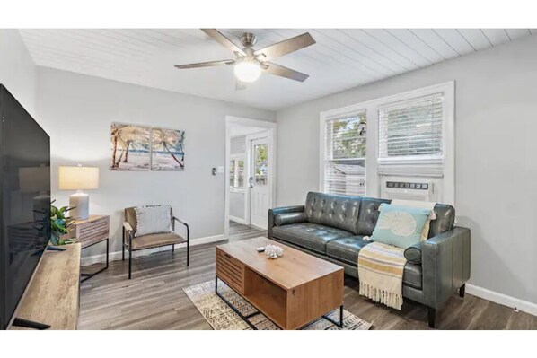 TV - New Cottage for 5 - Pet friendly, 4 mi to Beach #5. (Largo)