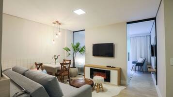 Apartamento superluxo, banheira de hidromassagem | Área de estar | Smart TV 32 polegadas com canais a cabo, TV, lareira