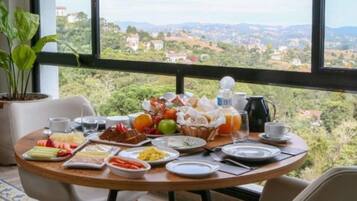 Apartamento superluxo, banheira de hidromassagem | Cozinha privada | Frigobar, micro-ondas, cafeteira/chaleira