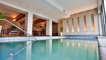 Apartamento superluxo, banheira de hidromassagem | Piscina | Piscina interna, piscina externa, espreguiçadeiras