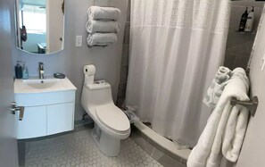 Secador de pelo, toallas, jabón y papel higiénico