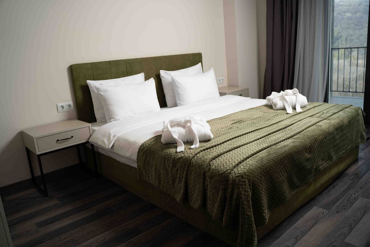 Deluxe Room | Desk, laptop workspace, soundproofing, iron/ironing board