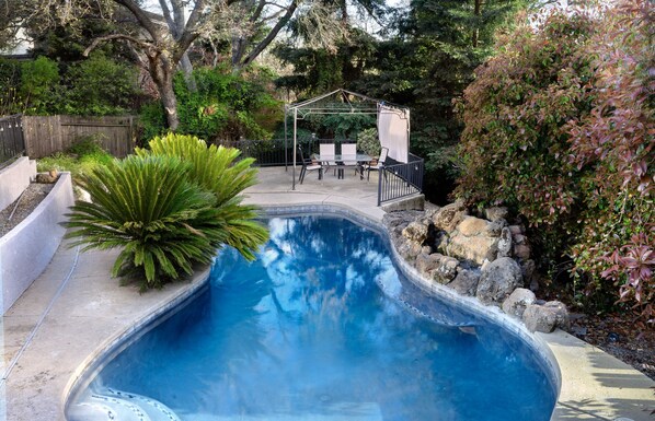 Outdoor pool - Beautiful, central located with pool and fire pit! (Roseville)