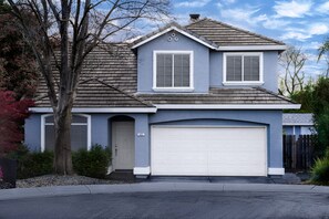 Exterior - Beautiful, central located with pool and fire pit! (Roseville)