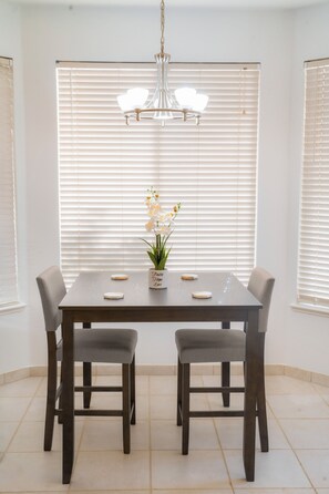 Dining - Beautiful, central located with pool and fire pit! (Roseville)