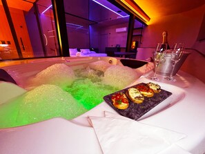 Suíte luxo | Banheiro | Produtos de toalete grátis, secador de cabelo, roupões de banho, bidê