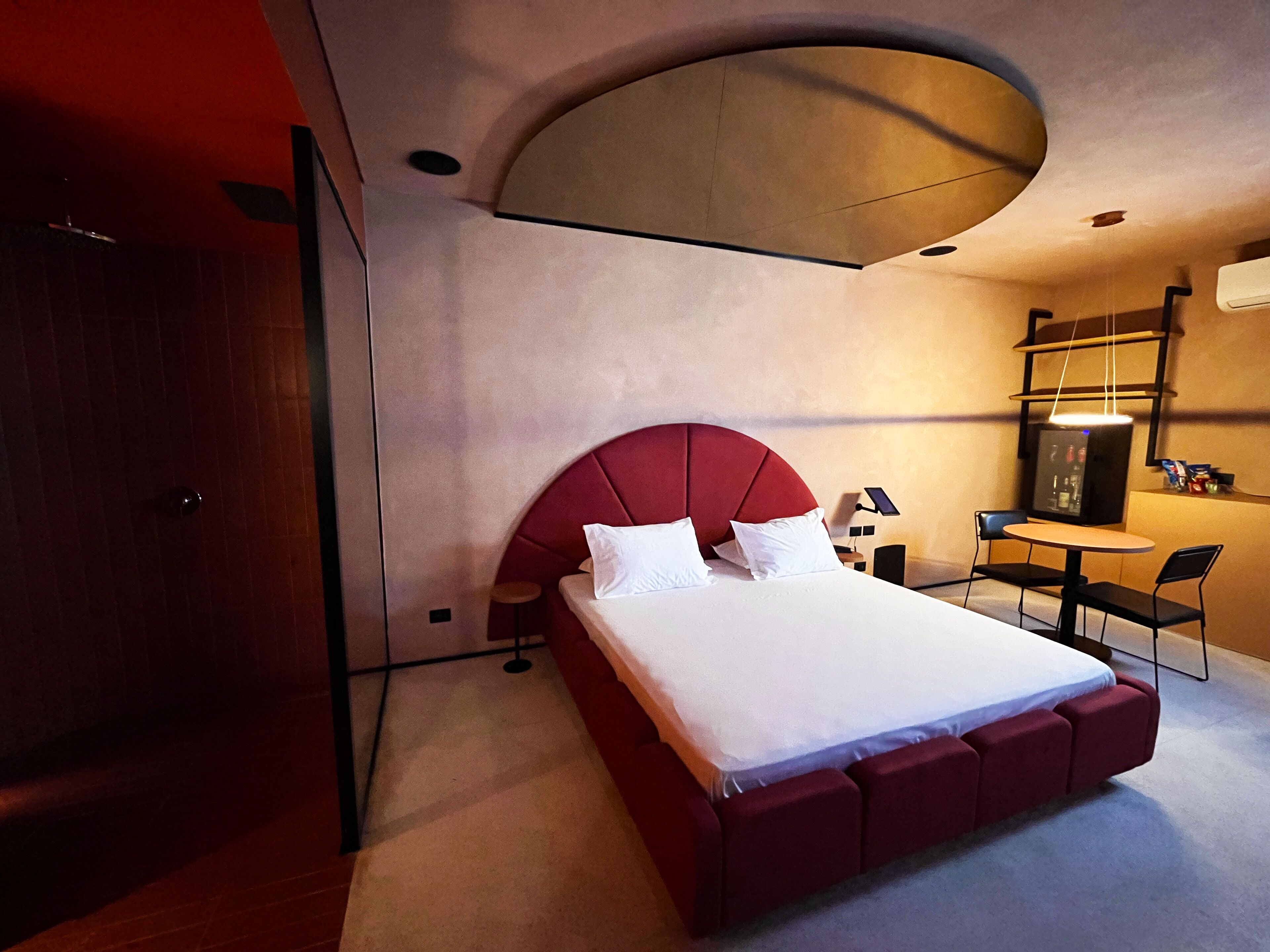 Habitación de hotel moderna con una cama grande, un escritorio y una silla.