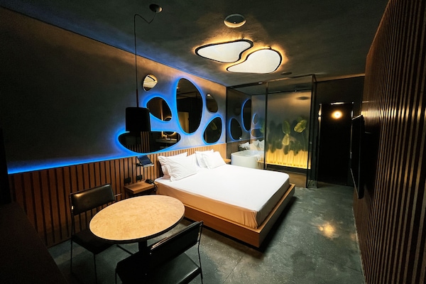 Lush Hidro | 1 habitación, ropa de cama de alta calidad y minibar