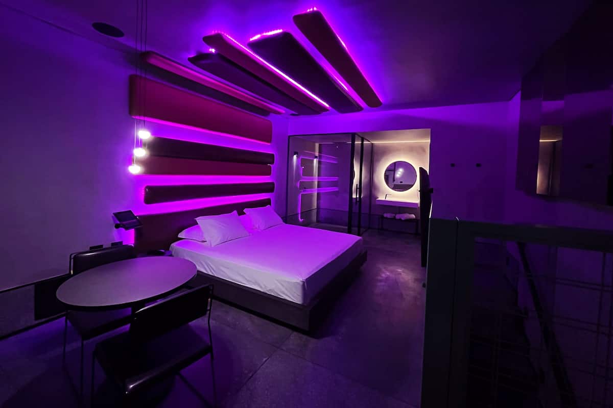 Ropa de cama de alta calidad, minibar, muebles diferentes y wifi gratis