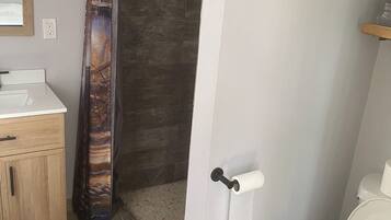 Douche, serviettes fournies, savon, shampoing