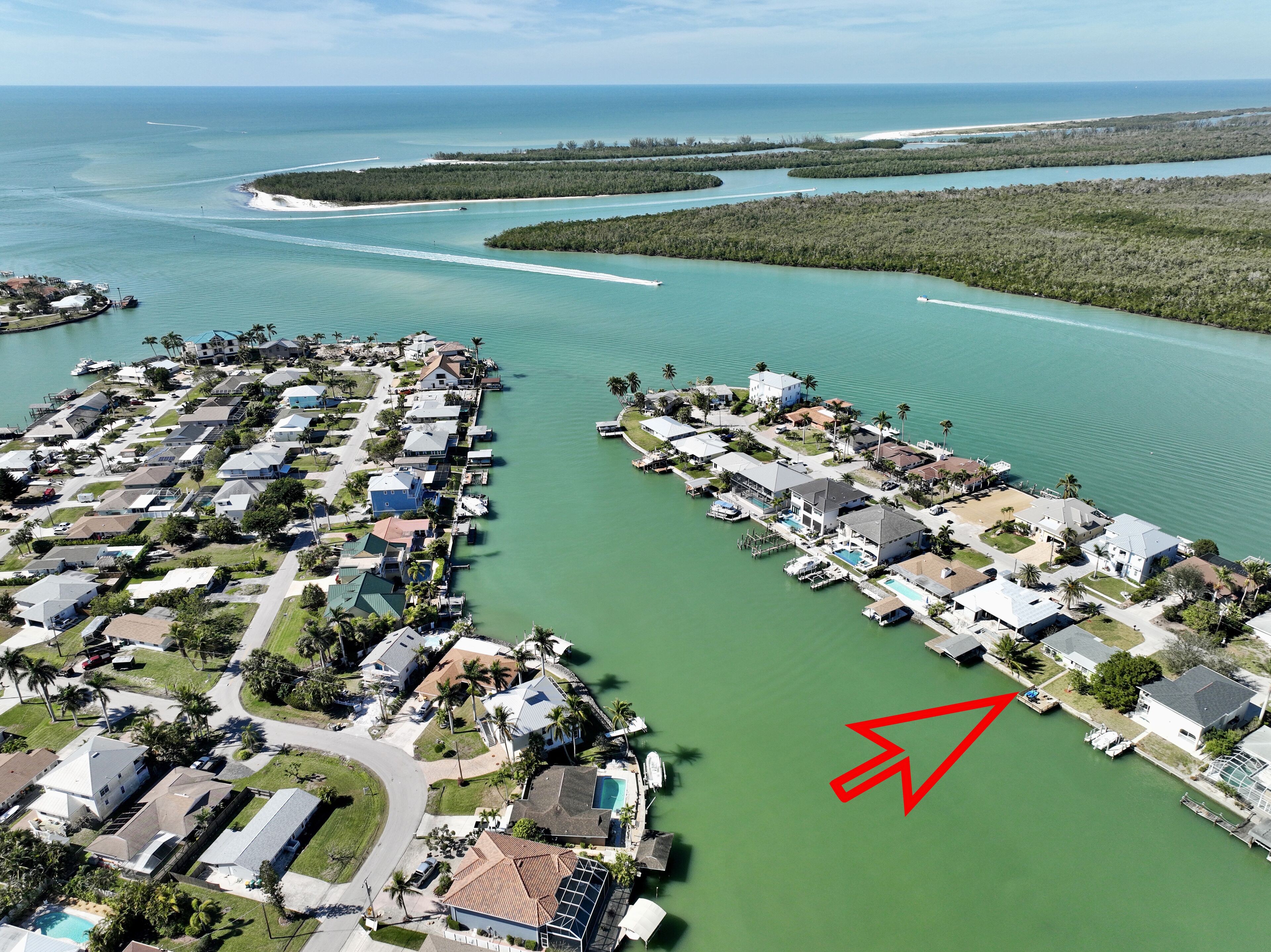 Pet and kid friendly Key Lime Cutie with dock for 22' boat, walk to restaurants.