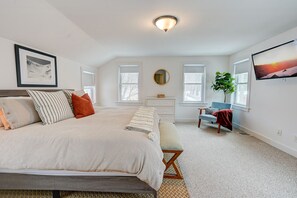 4 bedrooms, desk, iron/ironing board, travel crib