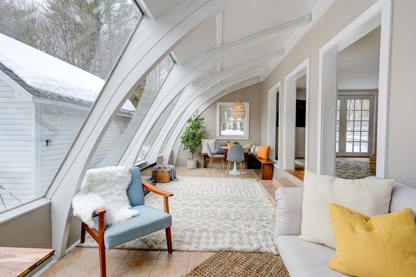 Smart TV, chimenea, Hulu, libros