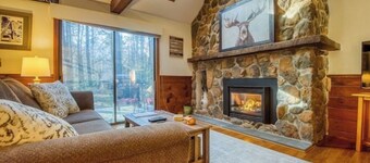 2 miles to downtown North Conway. Close to Ski Resorts, Game Room