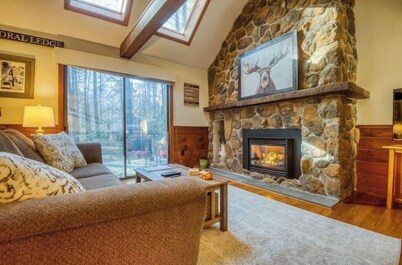 2 miles to downtown North Conway. Close to Ski Resorts, Game Room