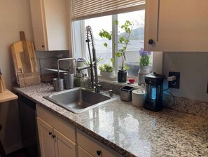Fridge, microwave, oven, stovetop - Apartment in Montavilla (Portland)