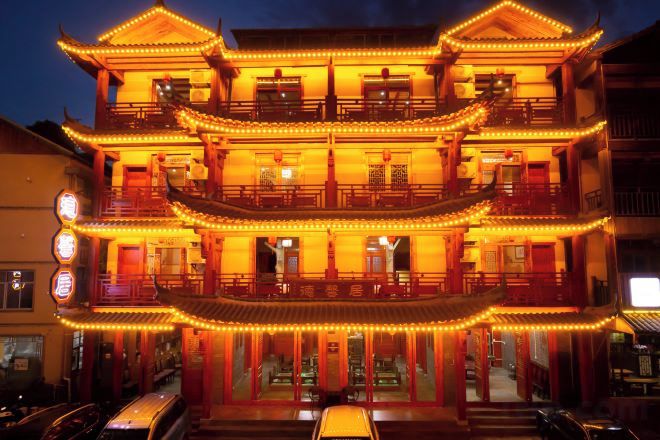 Un edificio de varios pisos con arquitectura tradicional, que presenta balcones y una entrada central.