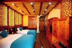 Habitación tradicional con dos camas, muebles de madera y paneles decorativos.