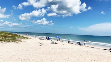 Playa en los alrededores y toallas de playa