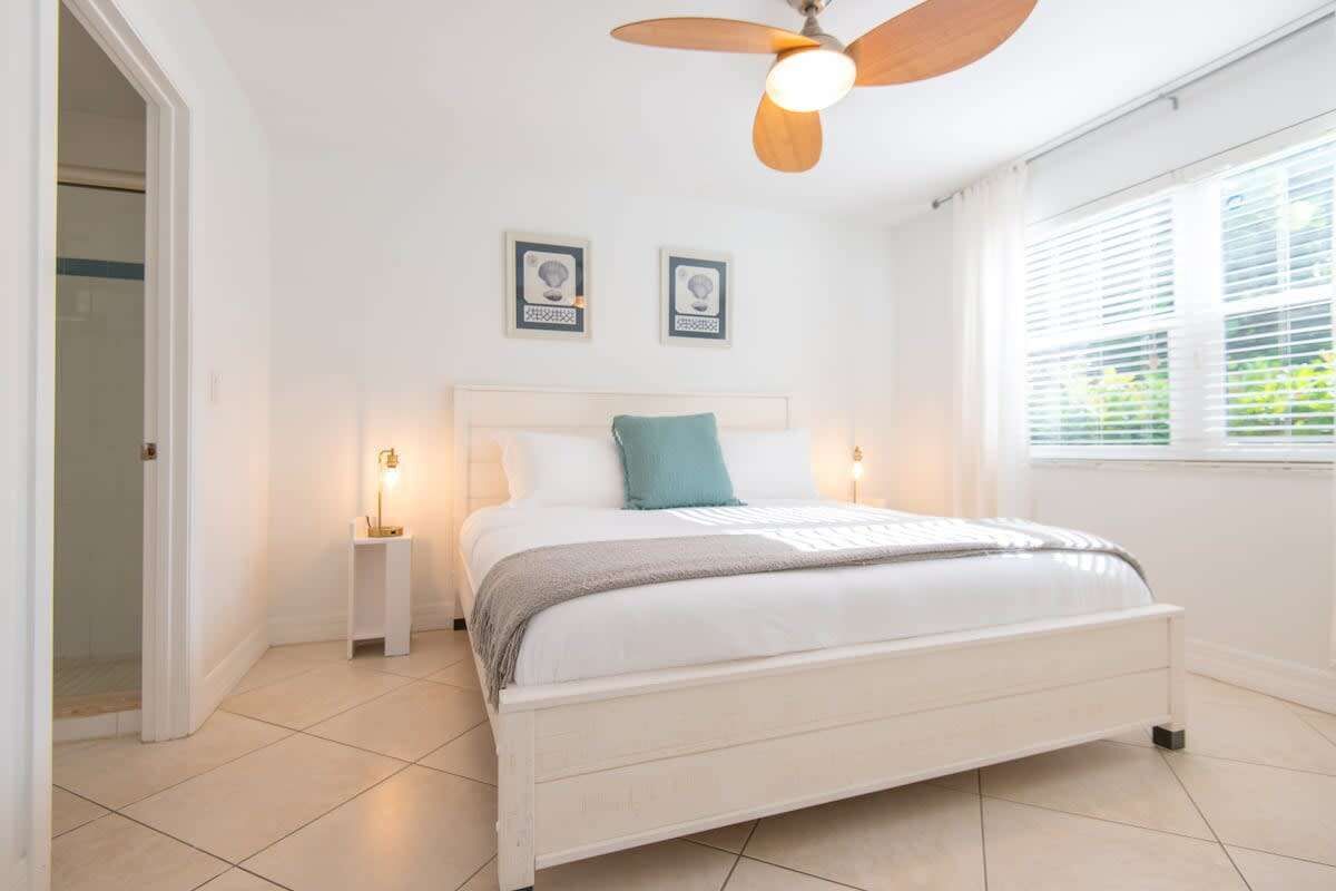 2 habitaciones, escritorio y tabla de planchar con plancha 
