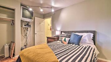 7 Schlafzimmer, Schreibtisch, Bügeleisen/Bügelbrett, Reisekinderbett