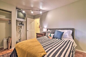 7 Schlafzimmer, Schreibtisch, Bügeleisen/Bügelbrett, Reisekinderbett