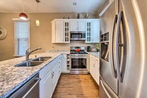 Kjøleskap, mikrobølgeovn, ovn og kokeplater