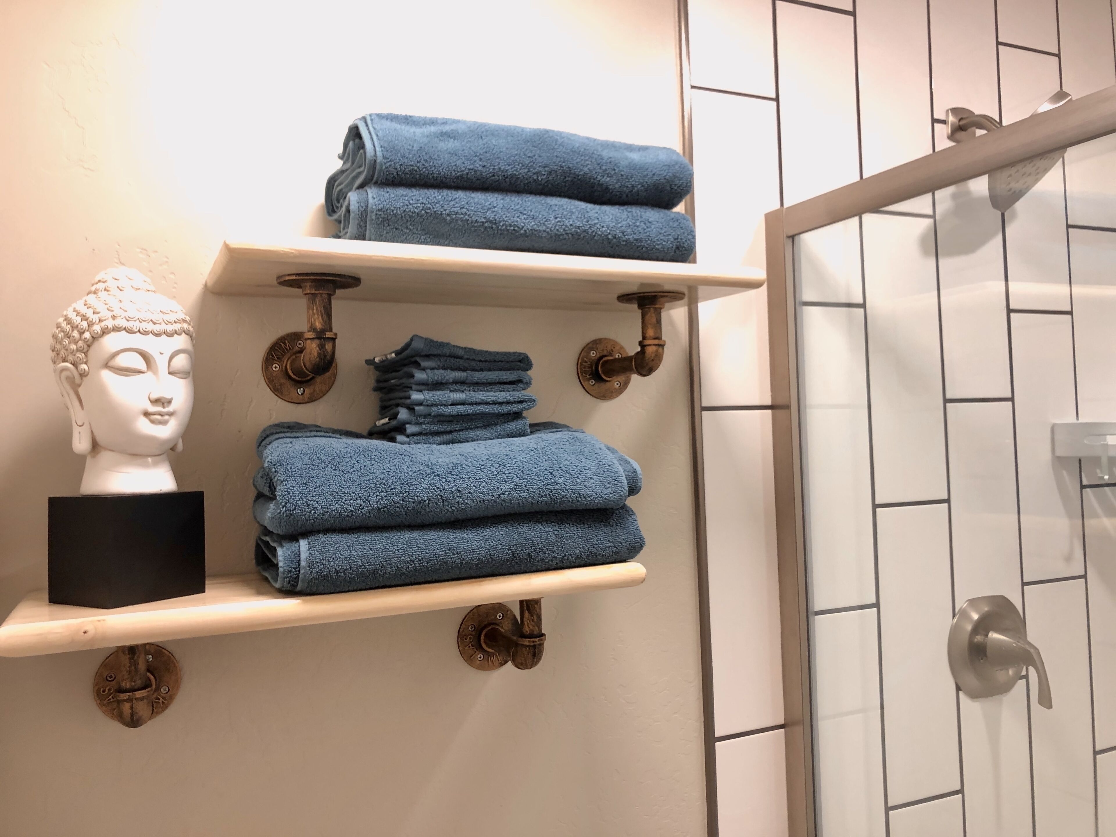 Dusj, hårføner, håndklær og såpe