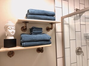 Regadera, secadora de cabello, toallas, jabón 