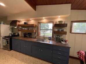 Jääkaappi, mikroaaltouuni, uuni, leivänpaahdin