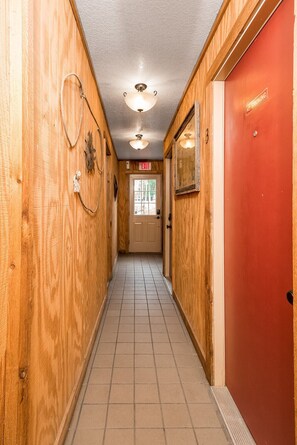 المنشأة من الداخل