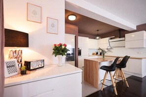 Fridge, oven, stovetop, dishwasher