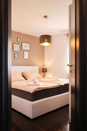 2 bedrooms, iron/ironing board, WiFi, bed sheets