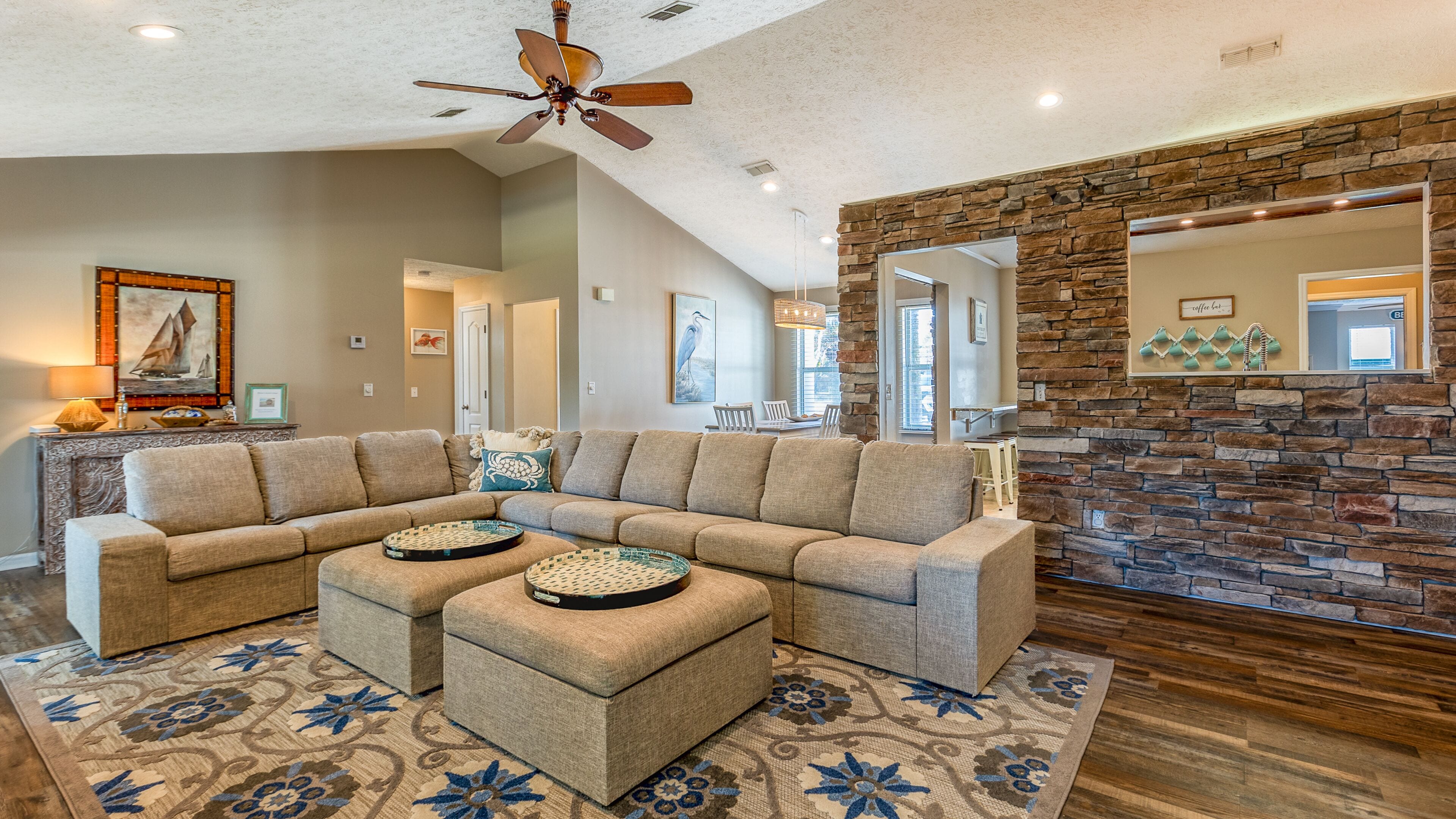 TV connectée, cheminée, jeux vidéo, baby-foot