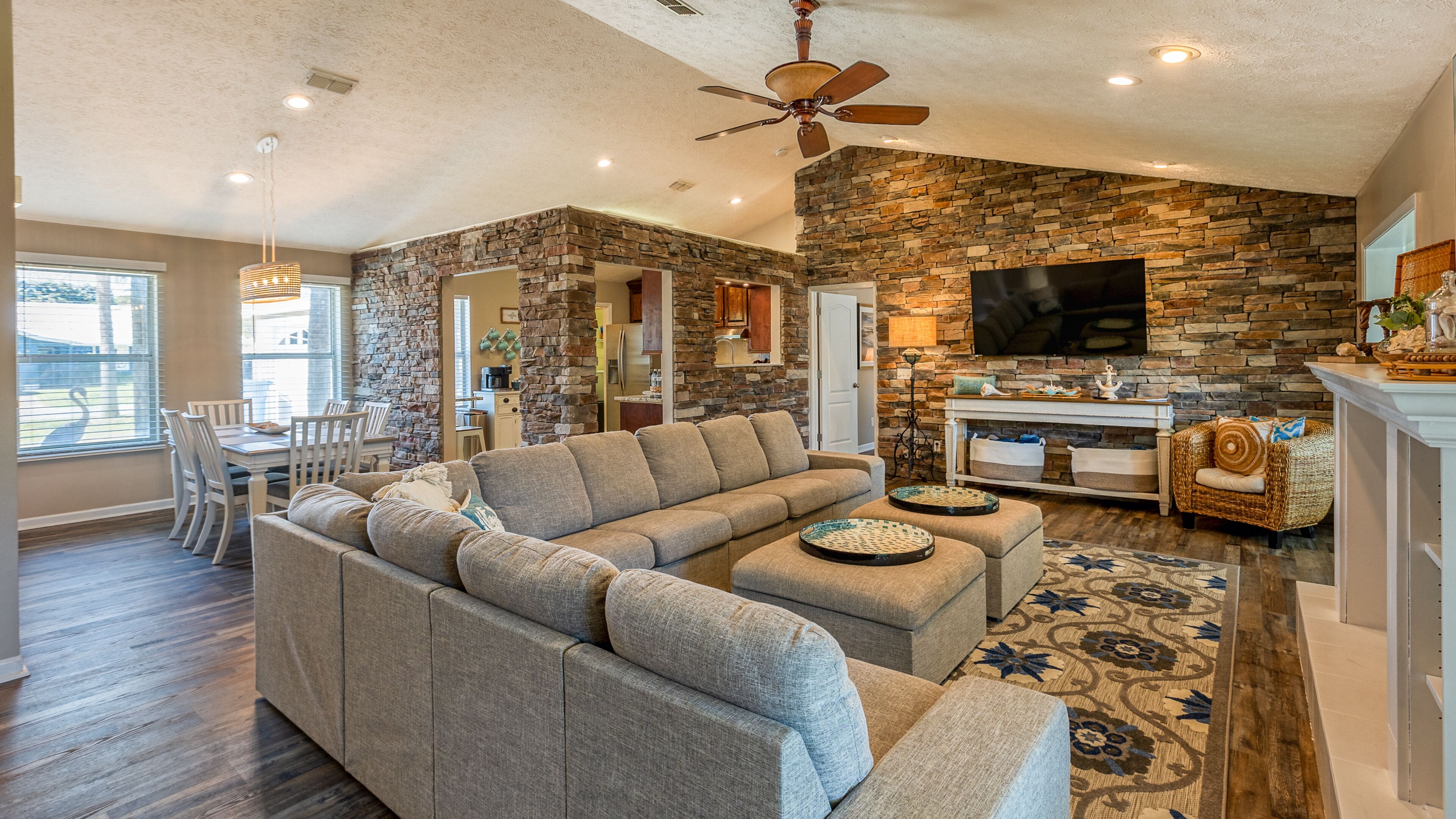 TV connectée, cheminée, jeux vidéo, baby-foot