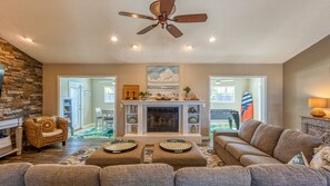 Téléviseur connecté, foyer, jeux vidéo, table de baby-foot