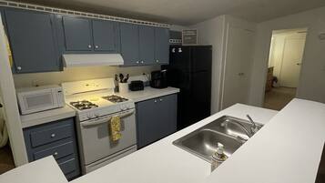 Jääkaappi, mikroaaltouuni, uuni, liesi