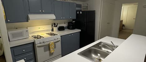 Een koelkast, een microgolfoven, een oven, een kookplaat