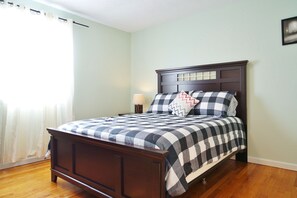 2 habitaciones, tabla de planchar con plancha y ropa de cama 