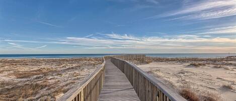 Sur la plage, chaise longue