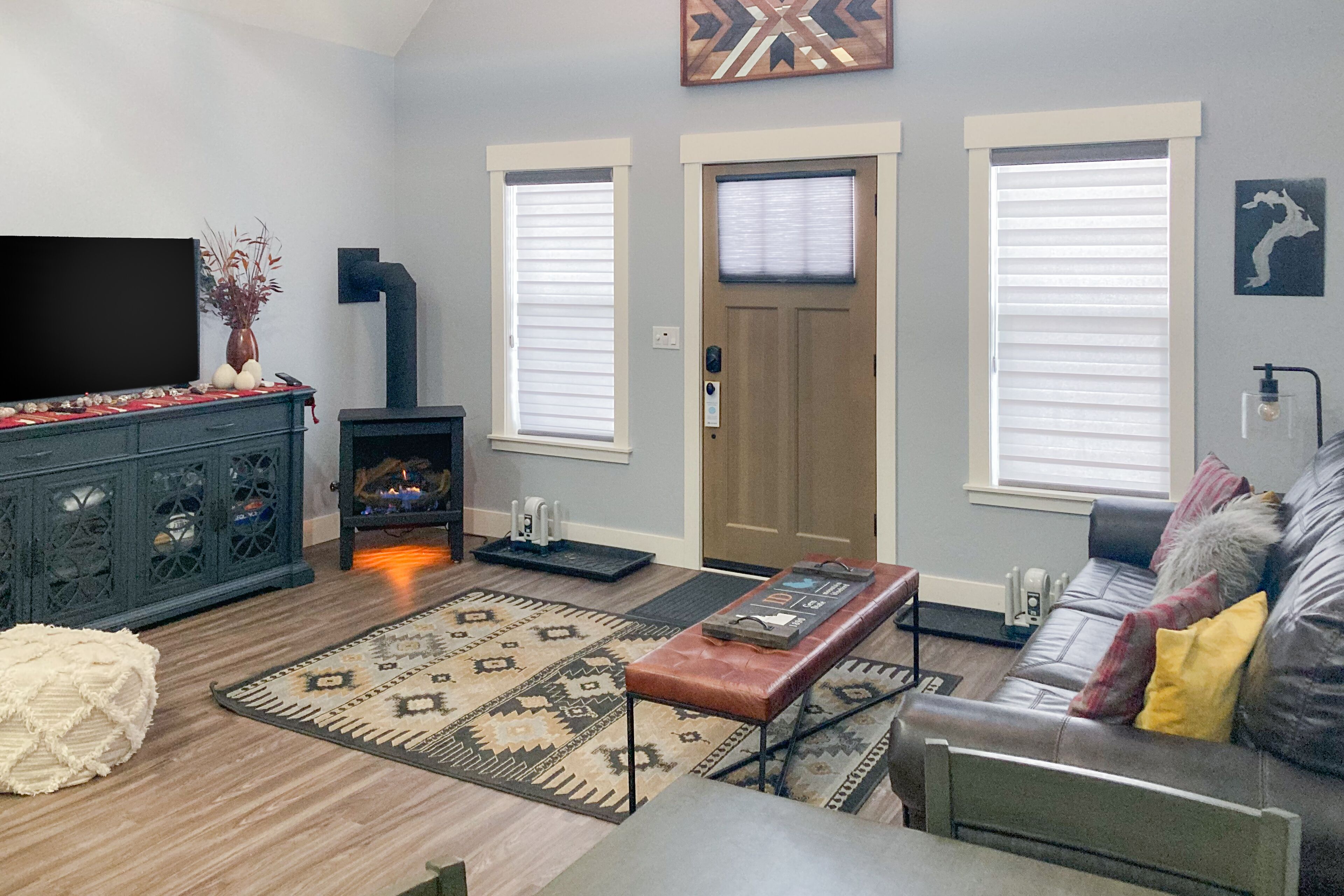 テレビ、暖炉、DVD プレーヤー