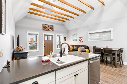 Classic Home with WiFi, Private Washer/Dryer, Central AC, and Private Gas Grill