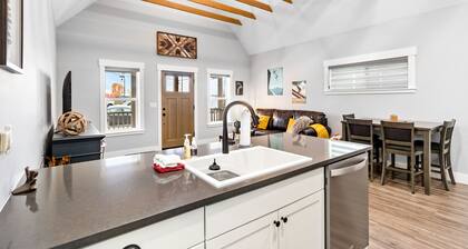 Classic Home with WiFi, Private Washer/Dryer, Central AC, and Private Gas Grill